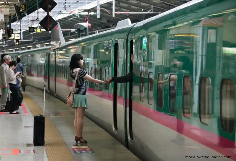 Patuhi Etika Naik Kereta Api Jepang Ini Ya!